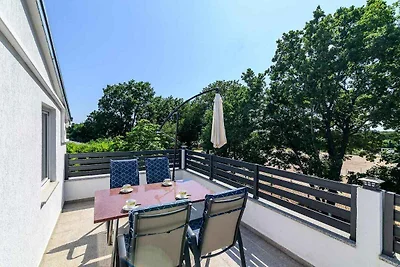 Villa mit Terrasse und Pool