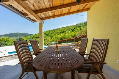 Ferienhaus mit Pool und Klimaanlage
