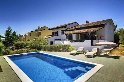 Villa mit Pool und Grill