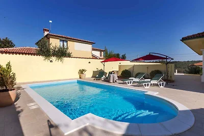 Villa mit Pool und Terrasse