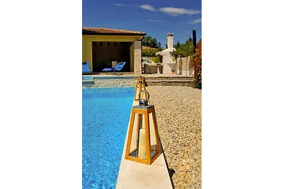 Villa mit Pool und Klimaanlage