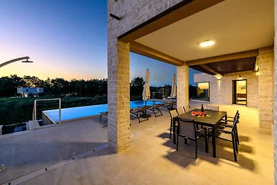Villa mit Pool und Meerblick