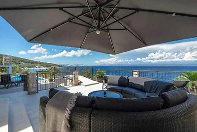 Ferienhaus mit Pool und Meerblick