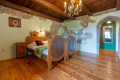 Villa mit Swimmingpool und Sonnenterrasse mit