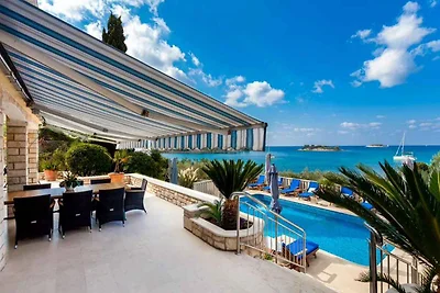 Villa mit Pool und Terrasse