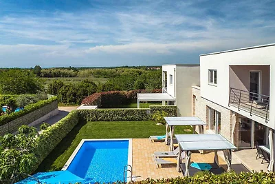 Villa mit Pool und Grill