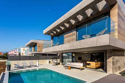 Villa mit Pool und Wellness