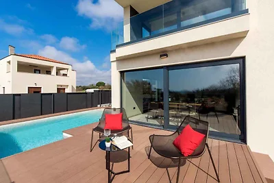 Villa mit Pool in Strandnähe