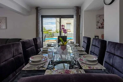 Ferienhaus mit Pool und Klimaanlage