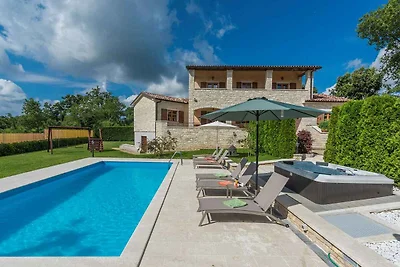Villa mit Pool und Whirpool