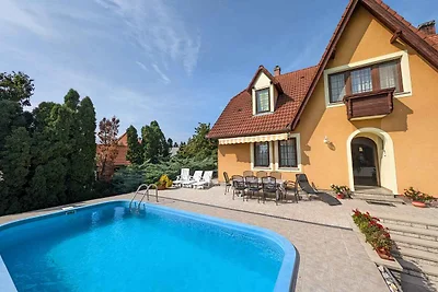 Ferienhaus mit Aussenpool, Grill und grossem