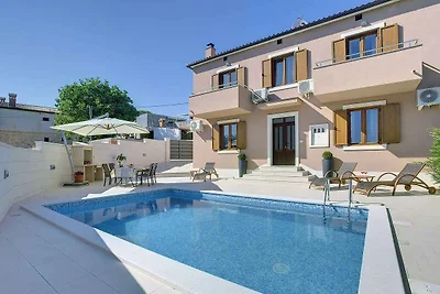 Ferienhaus mit Pool und Klimaanlage