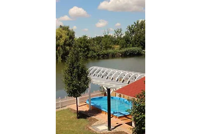 Ferienhaus direkt am Fluss mit Pool