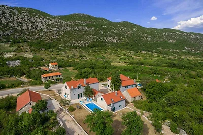 Ruhige Villa Roglić mit privatem Pool und idy