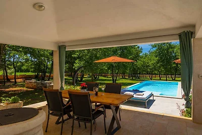 Villa mit Pool und grosszügigem Grundstück