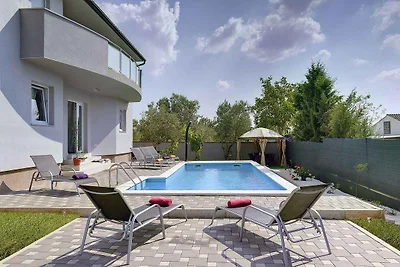 Villa mit Pool und Klimaanlage