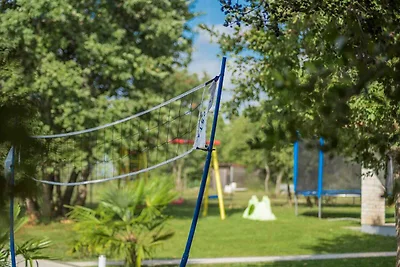 Ferienhaus mit Pool, umgeben von Natur