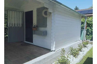 Ferienhaus mit Spielzeug im Garten