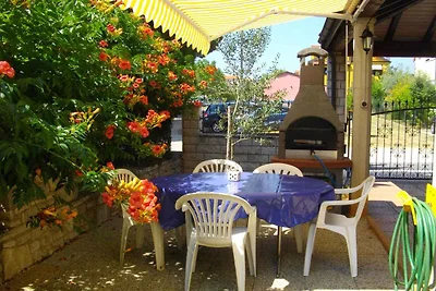 Ferienwohnung mit Gartenmöbeln und Grill