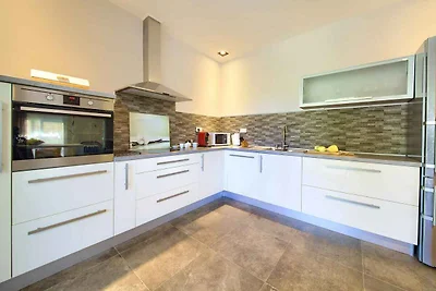 Ferienhaus mit Aussenpool und Terrasse