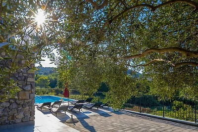 Villa mit Pool und Meerblick