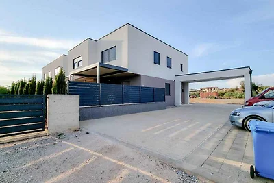 Ferienhaus mit Terrasse und Gartenmöbeln