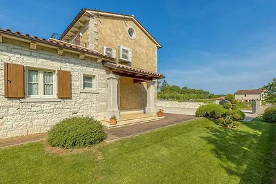 Villa mit Salzwasserpool und Klimaanlage