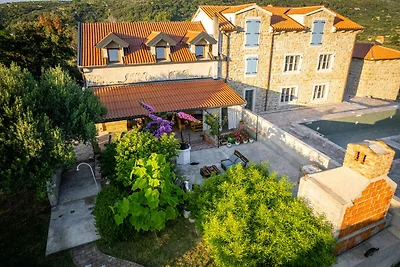 Gemütliches Gartenhaus in Mundanije auf der I