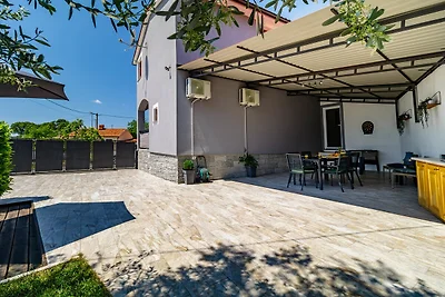 Villa mit Swimmingpool und Grillplatz