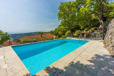Villa mit Swimmingpool und Sonnenterrasse mit