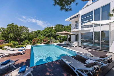 Villa mit Pool und Whirlpool