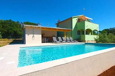 Ferienhaus mit Swimmingpool und überdachter
