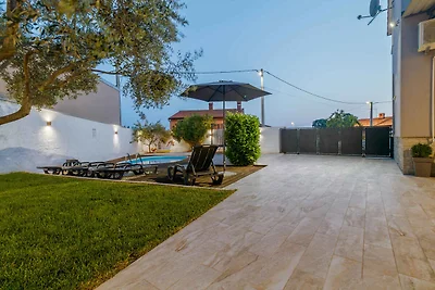 Villa mit Swimmingpool und Grillplatz