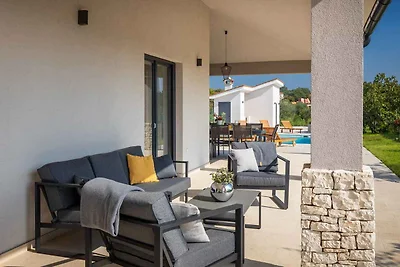 Villa mit Aussenpool und Whirlpool,