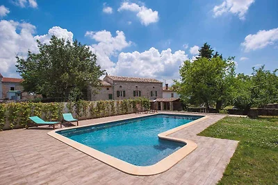 Villa mit Garten und Pool