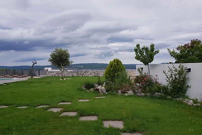 Ferienhaus mit Pool und Meerblick