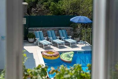 Ferienhaus mit Pool und Grill