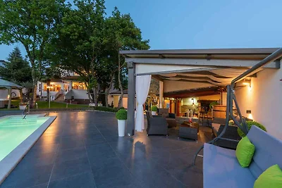 Ferienhaus mit grossem Garten und Pool