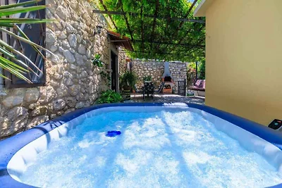 Ferienhaus mit Terrasse und Whirlpool
