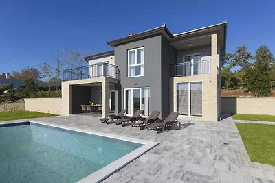Ferienhaus Villa mit Pool und Grill