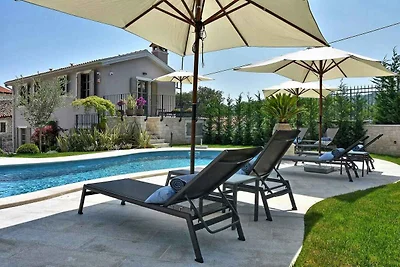 Villa mit Pool, Sauna