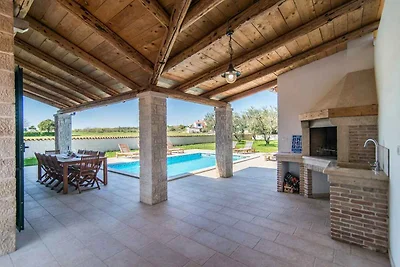 Villa mit Pool und Garten