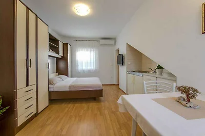 Villa mit Pool und Parkplatz