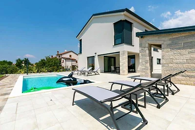 Villa mit Salzwasserpool und Klimaanlage