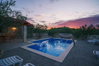 Ferienhaus mit Pool und Grill