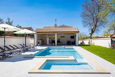 Villa mit beheizbarem Pool & Whirlpool