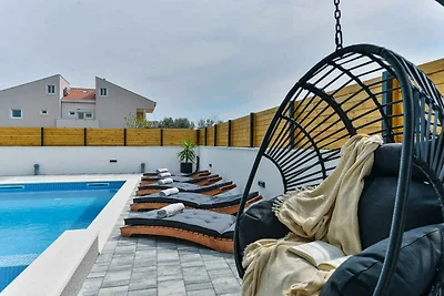 Villa mit Pool und Grill