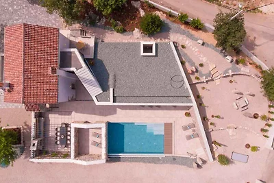 Villa mit Innen- und Aussenpool