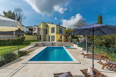 Villa mit Pool und Klimanlage