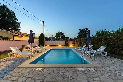 Villa mit Pool und Garten